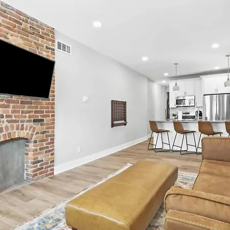 Massive Home Downtown With Hot Tub