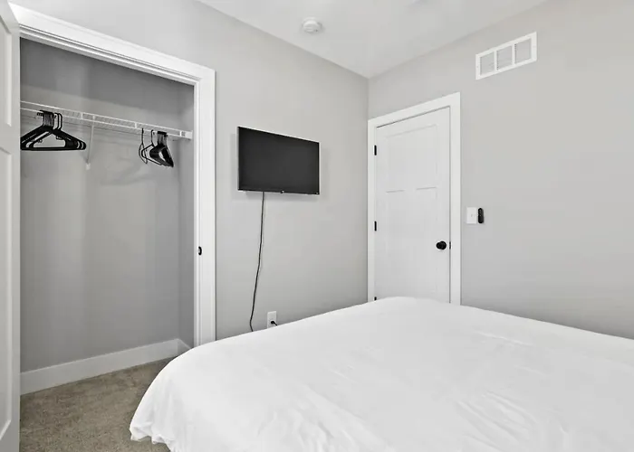 Massive Downtown With Hot Tub Holiday home Columbus