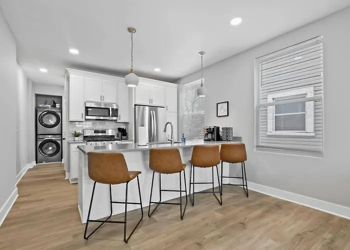Massive Downtown With Hot Tub Holiday home Columbus