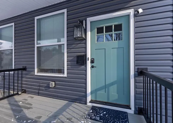 Massive Downtown With Hot Tub Holiday home *