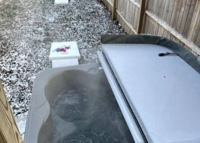Massive Downtown With Hot Tub Holiday home *